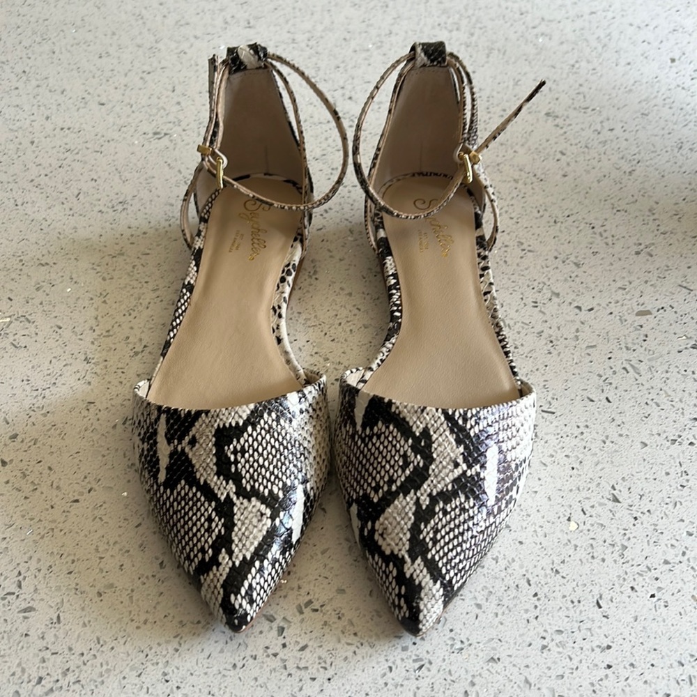 NEVER WORN Seychelles snake print pointed flat! Size 7